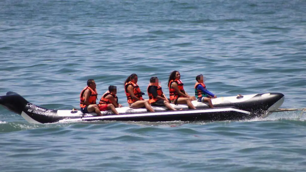 turistas en playas acapulco